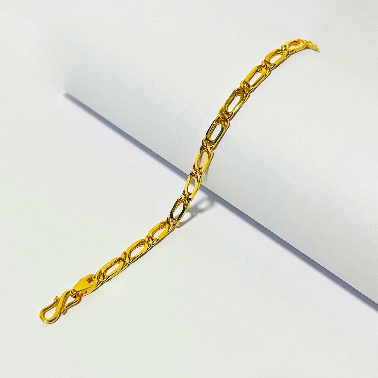 Eye On The Prize Chain Bracelet Gold